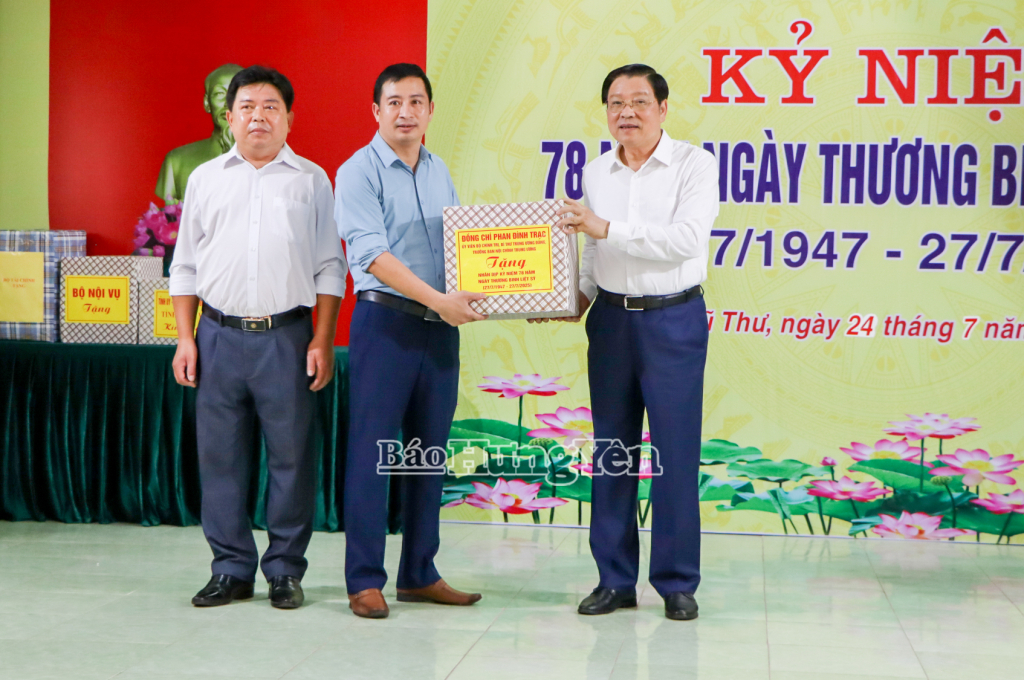 Đồng chí Trưởng ban Nội chính Trung ương Phan Đình Trạc trao quà tặng Trung tâm Điều dưỡng, chăm sóc người có công (xã Vũ Thư).