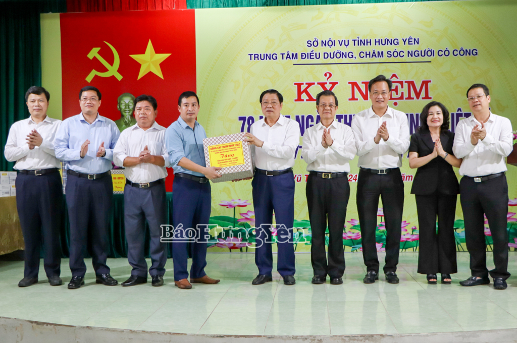 Đồng chí Trưởng Ban Nội chính Trung ương Phan Đình Trạc và các đại biểu trao quà tặng Trung tâm Điều dưỡng, chăm sóc người có công (xã Vũ Thư).  