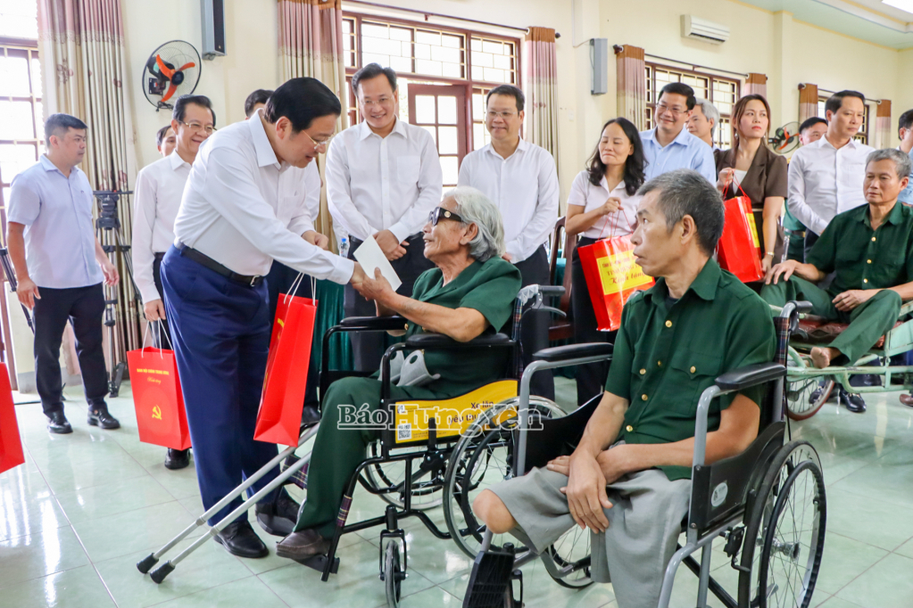 Đồng chí Trưởng Ban Nội chính Trung ương Phan Đình Trạc thăm, tặng quà các thương binh nặng đang được chăm sóc, nuôi dưỡng tại Trung tâm Điều dưỡng, chăm sóc người có công (xã Vũ Thư).
