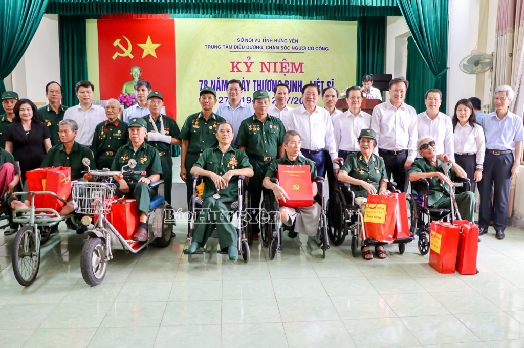 Đồng chí Trưởng Ban Nội chính Trung ương Phan Đình Trạc thăm, tặng quà các thương binh nặng đang được chăm sóc, nuôi dưỡng tại Trung tâm Điều dưỡng, chăm sóc người có công (xã Vũ Thư).