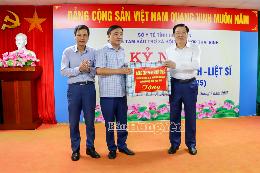 Đồng chí Trưởng ban Nội chính Trung ương Phan Đình Trạc trao quà tặng Trung tâm Bảo trợ xã hội tổng hợp Thái Bình (xã Bắc Đông Quan).