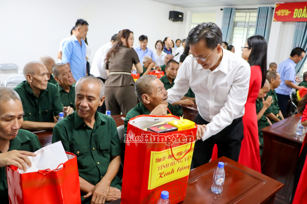 Đồng chí Bí thư Tỉnh ủy Nguyễn Hữu Nghĩa trao quà tặng các thương binh, bệnh binh đang điều trị tại Trung tâm Bảo trợ xã hội tổng hợp Thái Bình (xã Bắc Đông Quan).