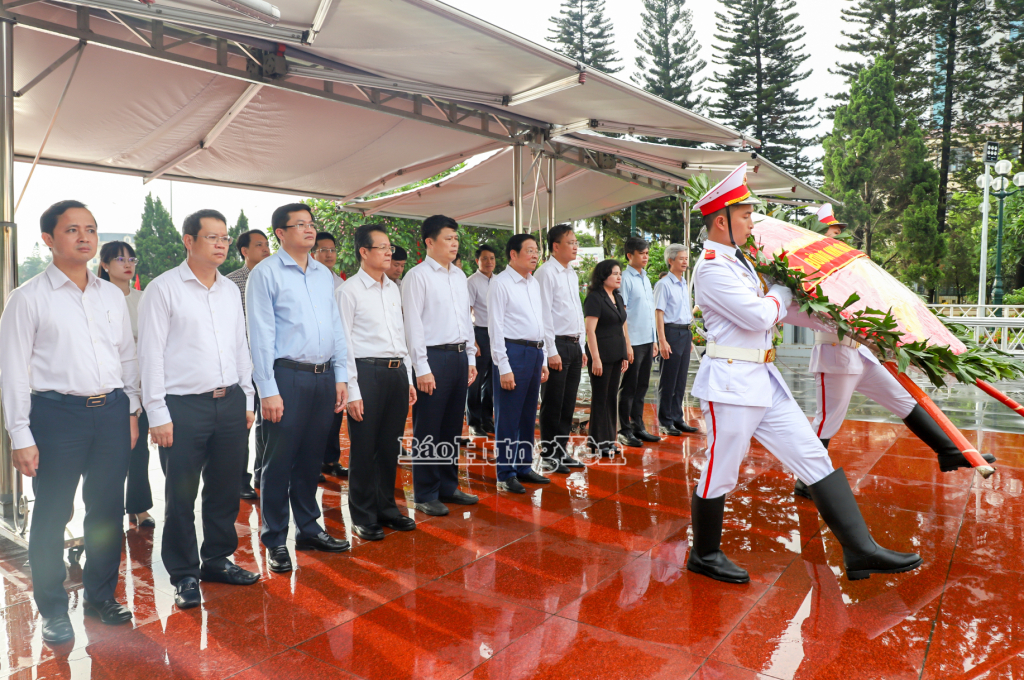 Đồng chí Trưởng Ban Nội chính Trung ương Phan Đình Trạc cùng đoàn công tác của Trung ương, các đồng chí lãnh đạo tỉnh Hưng Yên đặt vòng hoa, dâng hương tưởng niệm tại Đài tưởng niệm các Anh hùng liệt sĩ tỉnh (phường Phố Hiến).