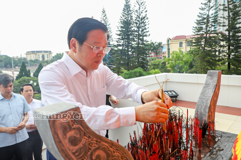 Đồng chí Trưởng Ban Nội chính Trung ương Phan Đình Trạc dâng hương tưởng niệm các Anh hùng liệt sĩ tại Đài tưởng niệm các Anh hùng liệt sĩ tỉnh (phường Phố Hiến).