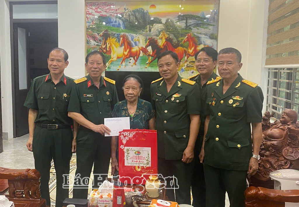 Hội  CCB tỉnh, Hội Doanh nhân CCB tỉnh Hưng Yên thăm, tặng quà thân nhân liệt sĩ tại xã Tống Trân.