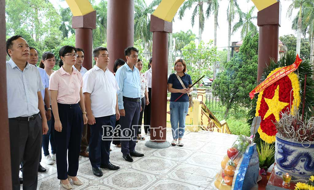 Lãnh đạo Đảng ủy, HĐND, UBND, Ủy ban MTTQ xã Tân Thuận dâng hương tưởng niệm các anh hùng liệt sĩ. Ảnh: Đào Quyên 
