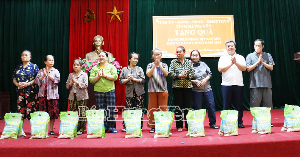 Lãnh đạo Đảng ủy xã Tân Thuận trao quà cho các hộ nghèo trên địa bàn xã.  Ảnh: Đào Quyên 