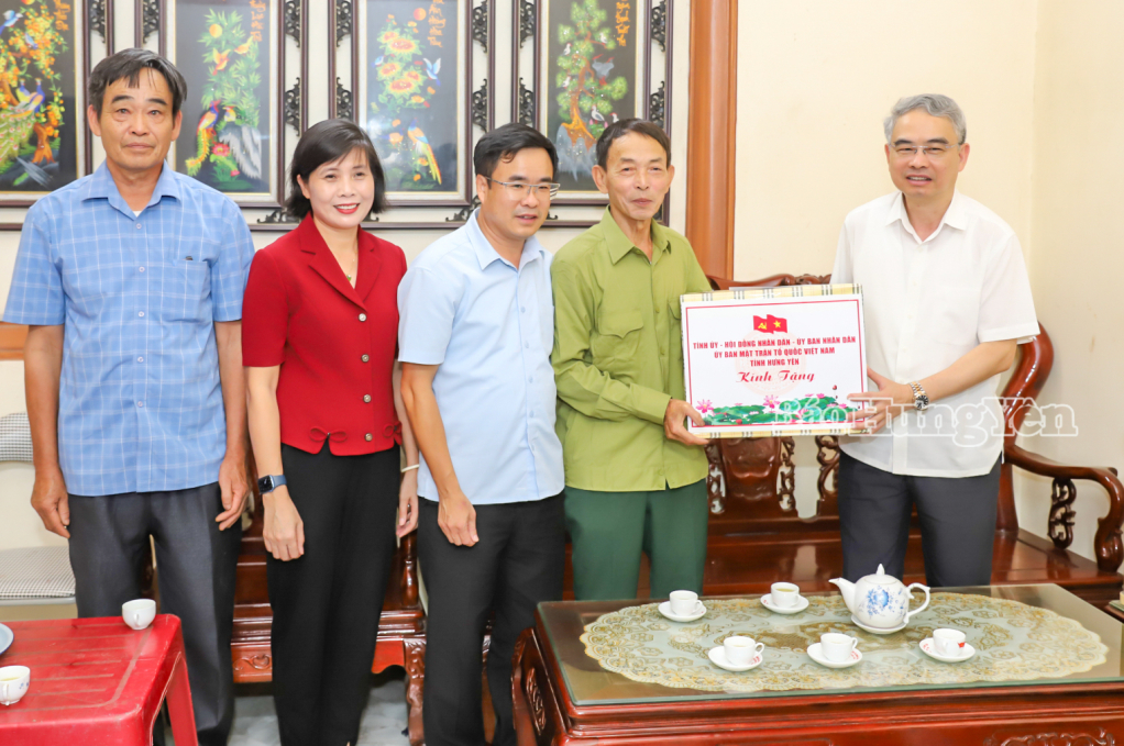 Đồng chí Phạm Đồng Thụy, Ủy viên Ban Thường vụ Tỉnh ủy, Giám đốc Sở Giáo dục và Đào tạo tặng quà thương binh Trần Văn Cao, thôn Nghĩa Vũ (xã Quang Hưng).