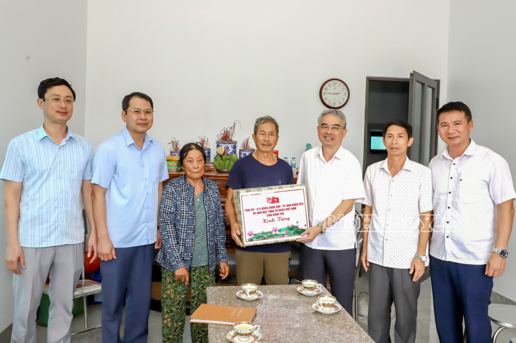 Đồng chí Phạm Đồng Thụy, Ủy viên Ban Thường vụ Tỉnh ủy, Giám đốc Sở Giáo dục và Đào tạo tặng quà thương binh Nguyễn Hoài Bắc, thôn Ngũ Phúc (xã Tống Trân).