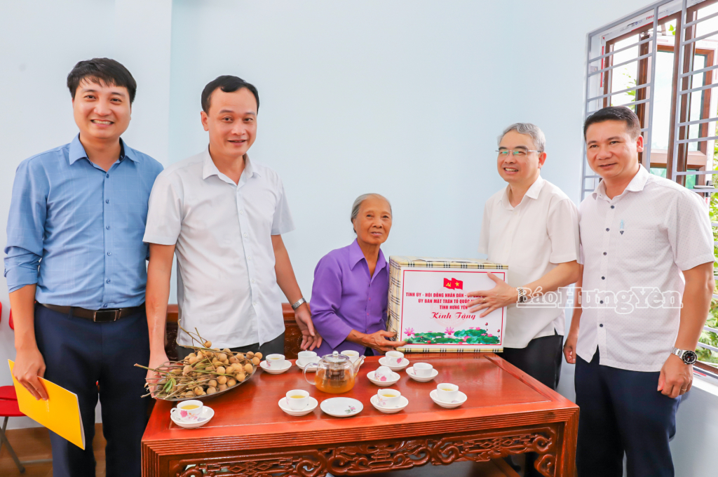 Đồng chí Phạm Đồng Thụy, Ủy viên Ban Thường vụ Tỉnh ủy, Giám đốc Sở Giáo dục và Đào tạo tặng quà bà Nguyễn Thị Thuần, vợ liệt sĩ, thôn Tân Viên (xã Hồng Quang).