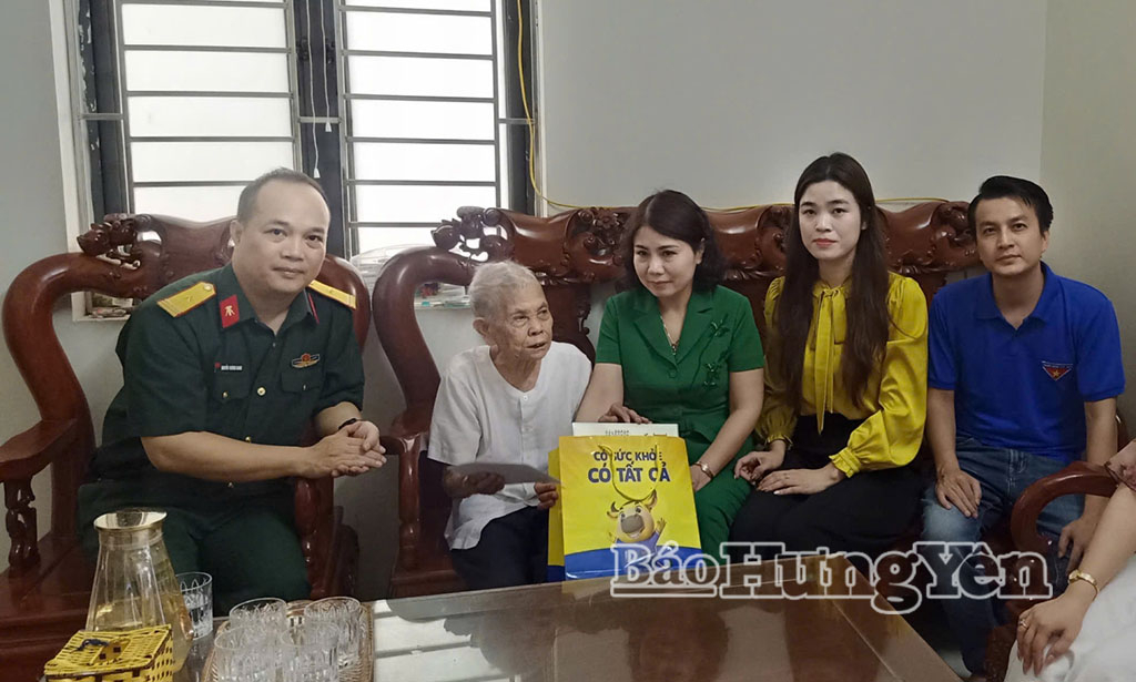 Lãnh đạo xã Văn Giang thăm, tặng quà bà Nguyễn Thị Tít, mẹ liệt sĩ ở thôn Công Luận 2, xã Văn Giang.