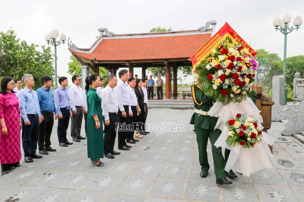 Đồng chí Nguyễn Khắc Định, Ủy viên Ban Chấp hành Trung ương Đảng, Phó Chủ tịch Quốc hội và các đại biểu dâng hoa tưởng niệm Chủ tịch Hồ Chí Minh tại Đền thờ Bác Hồ, phường Trà Lý.