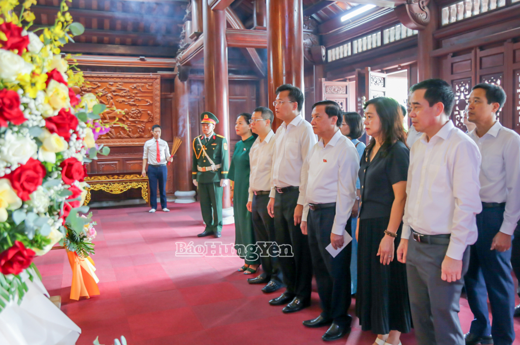 Đồng chí Nguyễn Khắc Định, Ủy viên Ban Chấp hành Trung ương Đảng, Phó Chủ tịch Quốc hội và các đại biểu dâng hoa tưởng niệm Chủ tịch Hồ Chí Minh tại Đền thờ Bác Hồ, phường Trà Lý.