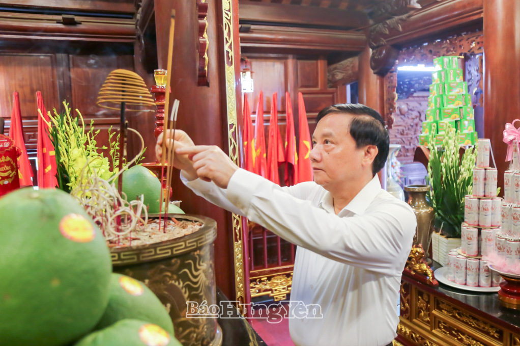 Đồng chí Nguyễn Khắc Định, Ủy viên Ban Chấp hành Trung ương Đảng, Phó Chủ tịch Quốc hội dâng hương tưởng niệm Chủ tịch Hồ Chí Minh tại Đền thờ Bác Hồ, phường Trà Lý.
