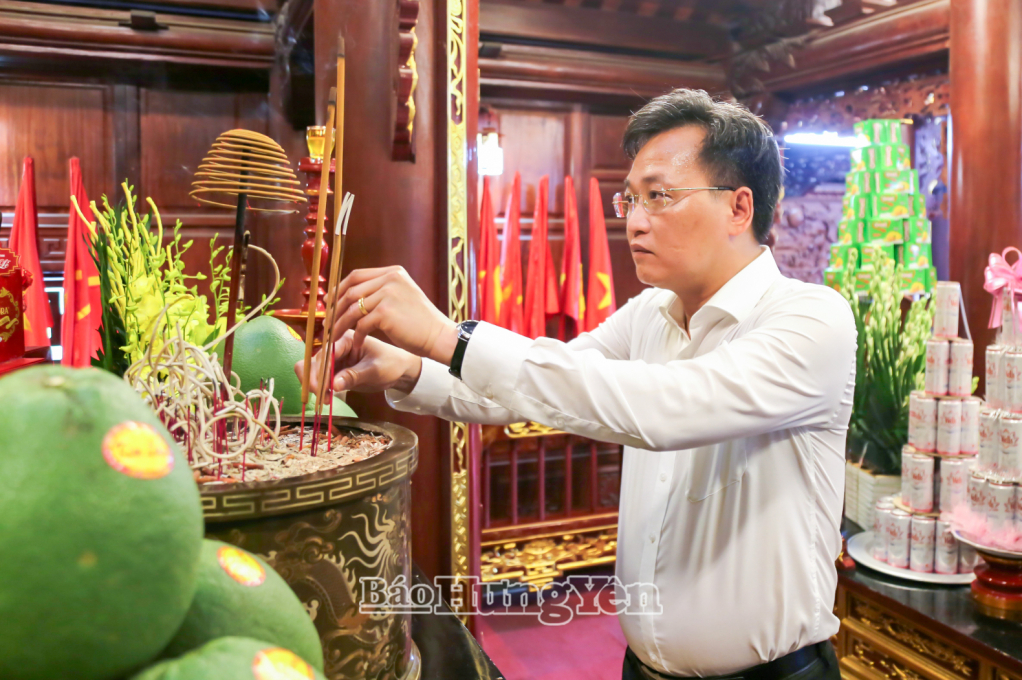 Đồng chí Nguyễn Hữu Nghĩa, Ủy viên Ban Chấp hành Trung ương Đảng, Bí thư Tỉnh ủy dâng hương tưởng niệm Chủ tịch Hồ Chí Minh tại Đền thờ Bác Hồ, phường Trà Lý.