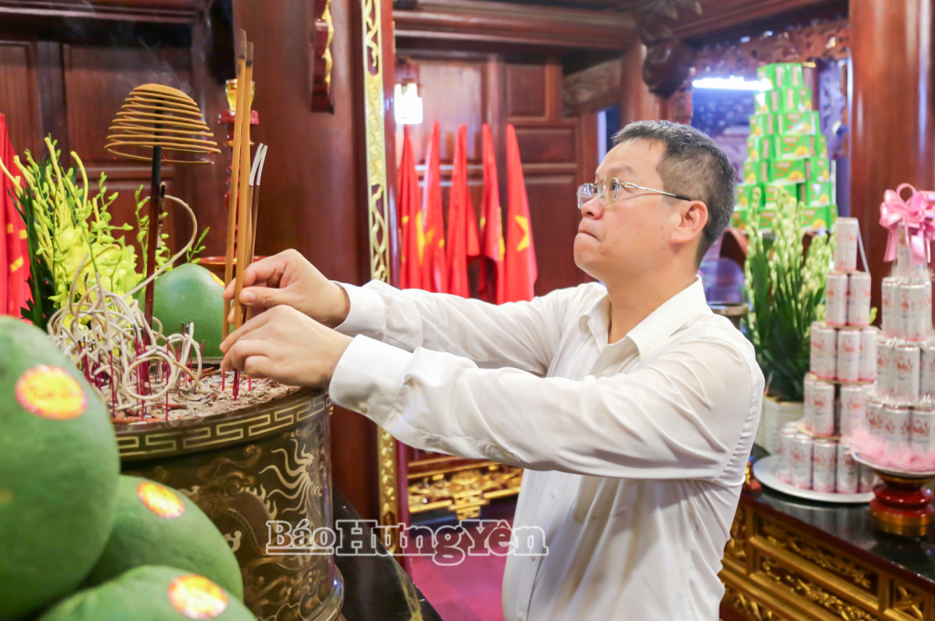 Đồng chí Nguyễn Mạnh Hùng, Phó Bí thư Tỉnh ủy, Chủ tịch Ủy ban MTTQ Việt Nam tỉnh dâng hương tưởng niệm Chủ tịch Hồ Chí Minh tại Đền thờ Bác Hồ, phường Trà Lý.