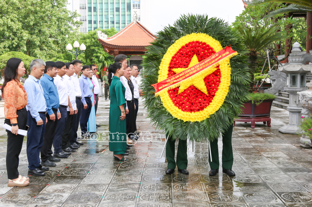 Đồng chí Nguyễn Khắc Định, Ủy viên Ban Chấp hành Trung ương Đảng, Phó Chủ tịch Quốc hội và các đại biểu dâng hoa tưởng niệm các anh hùng liệt sĩ tại Đền thờ Liệt sĩ tỉnh, phường Trần Hưng Đạo.