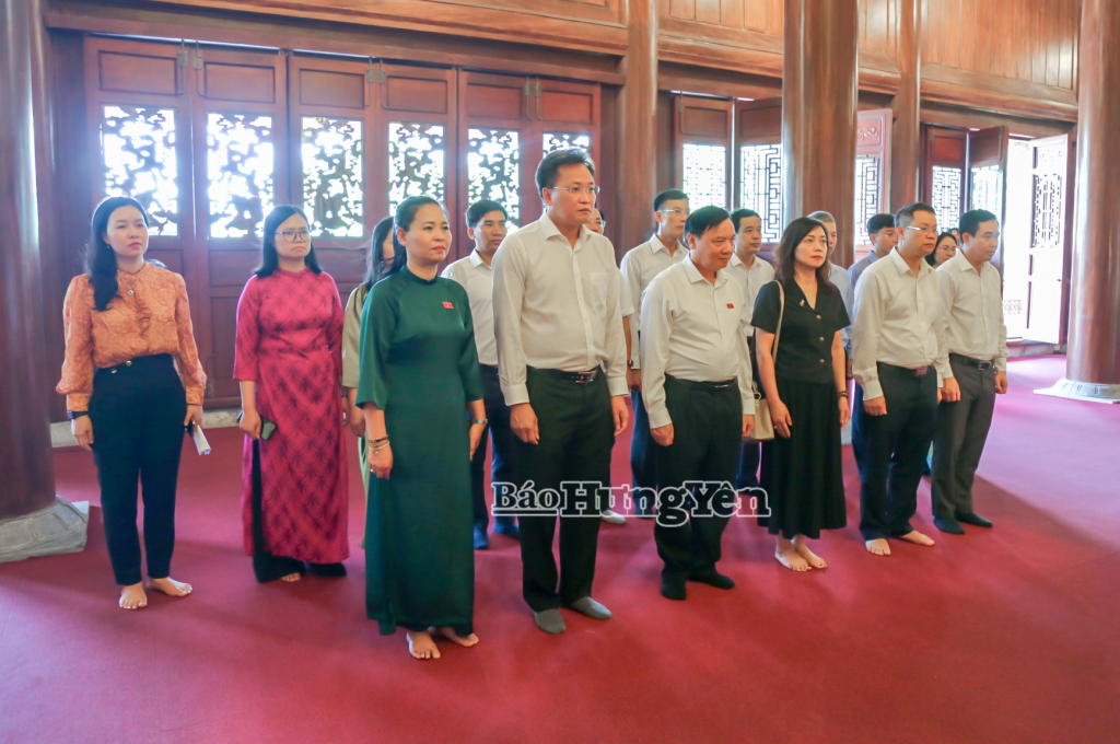 Đồng chí Nguyễn Khắc Định, Ủy viên Ban Chấp hành Trung ương Đảng, Phó Chủ tịch Quốc hội và các đại biểu dâng hoa tưởng niệm các anh hùng liệt sĩ tại Đền thờ Liệt sĩ tỉnh, phường Trần Hưng Đạo.