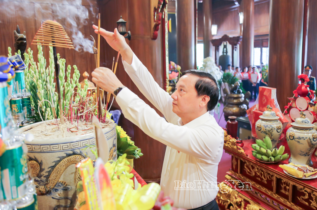 Đồng chí Nguyễn Khắc Định, Ủy viên Ban Chấp hành Trung ương Đảng, Phó Chủ tịch Quốc hội dâng hương tưởng niệm các Anh hùng liệt sĩ tại Đền thờ Liệt sĩ tỉnh, phường Trần Hưng Đạo.