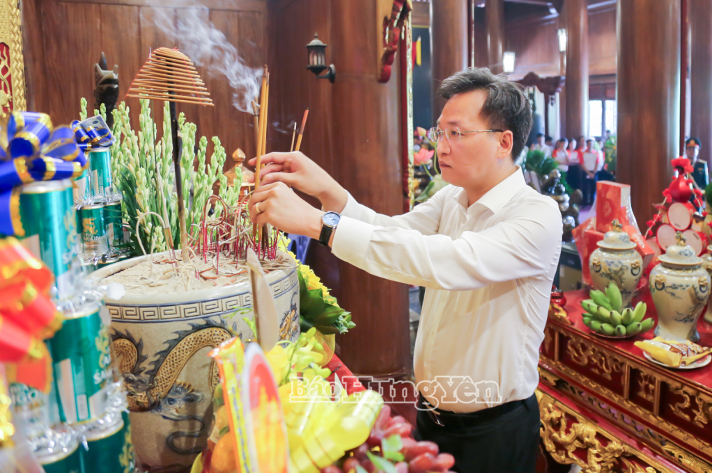 Đồng chí Nguyễn Hữu Nghĩa, Ủy viên Ban Chấp hành Trung ương Đảng, Bí thư Tỉnh ủy dâng hương tưởng niệm các Anh hùng liệt sĩ tại Đền thờ Liệt sĩ tỉnh, phường Trần Hưng Đạo.