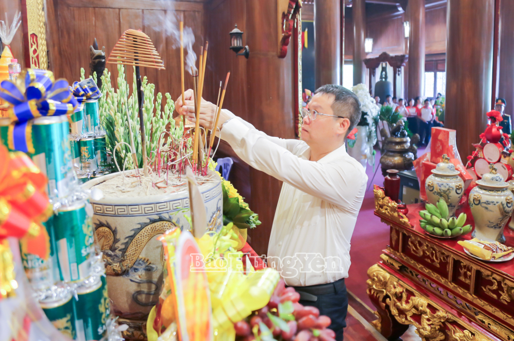 Đồng chí Nguyễn Mạnh Hùng, Phó Bí thư Tỉnh ủy, Chủ tịch Ủy ban MTTQ Việt Nam tỉnh dâng hương tưởng niệm các Anh hùng liệt sĩ tại Đền thờ Liệt sĩ tỉnh, phường Trần Hưng Đạo.