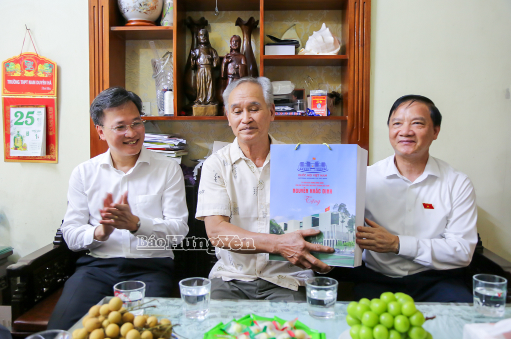 Đồng chí Nguyễn Khắc Định, Ủy viên Ban Chấp hành Trung ương Đảng, Phó Chủ tịch Quốc hội tặng quà thương binh Phạm Văn Lương, xã Vũ Thư.
