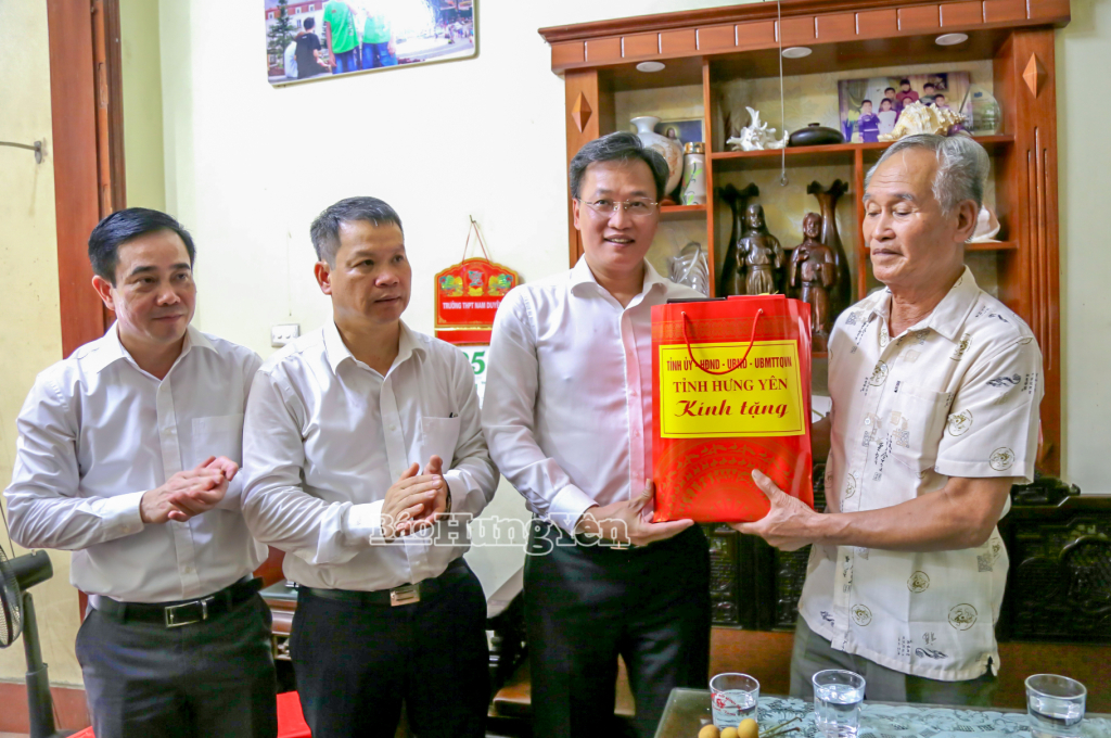 Các đồng chí: Nguyễn Hữu Nghĩa, Ủy viên Ban Chấp hành Trung ương Đảng, Bí thư Tỉnh ủy; Nguyễn Mạnh Hùng, Phó Bí thư Tỉnh ủy, Chủ tịch Ủy ban MTTQ Việt Nam tỉnh tặng quà thương binh Phạm Văn Lương, xã Vũ Thư.