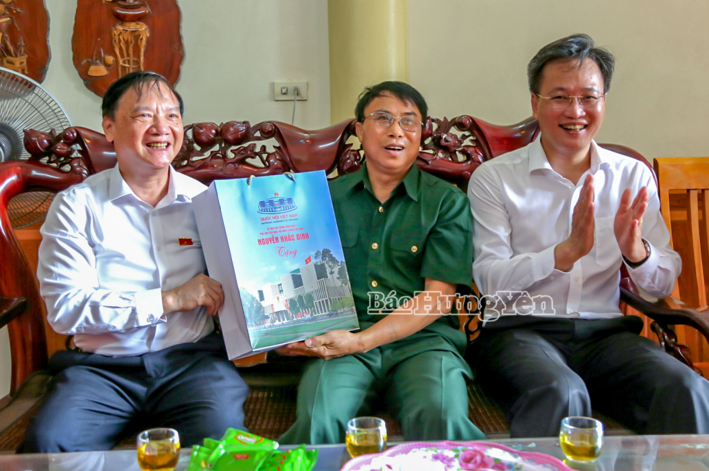 Đồng chí Nguyễn Khắc Định, Ủy viên Ban Chấp hành Trung ương Đảng, Phó Chủ tịch Quốc hội tặng quà thương binh Nguyễn Văn Hiễn, xã Vũ Thư.