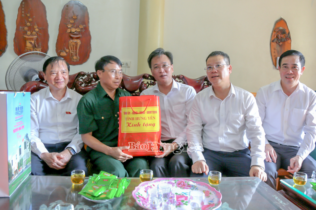 Các đồng chí: Nguyễn Hữu Nghĩa, Ủy viên Ban Chấp hành Trung ương Đảng, Bí thư Tỉnh ủy; Nguyễn Mạnh Hùng, Phó Bí thư Tỉnh ủy, Chủ tịch Ủy ban MTTQ Việt Nam tỉnh tặng quà thương binh Nguyễn Văn Hiễn, xã Vũ Thư.