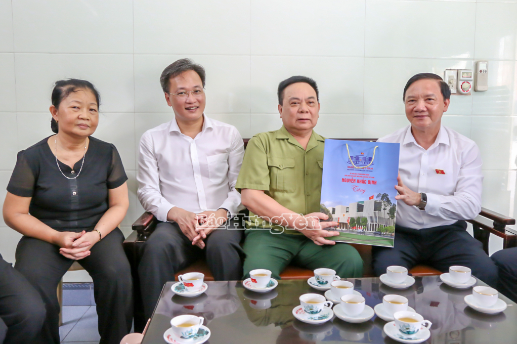 Đồng chí Nguyễn Khắc Định, Ủy viên Ban Chấp hành Trung ương Đảng, Phó Chủ tịch Quốc hội tặng quà thương binh Phạm Xuân Khu xã Vũ Thư.