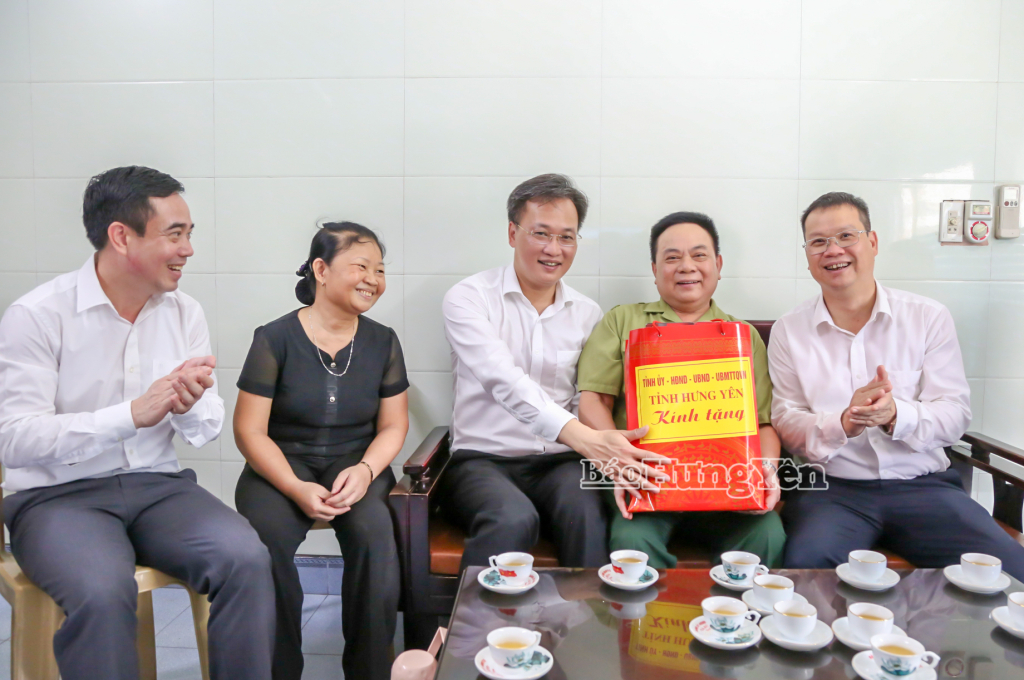 Các đồng chí: Nguyễn Hữu Nghĩa, Ủy viên Ban Chấp hành Trung ương Đảng, Bí thư Tỉnh ủy; Nguyễn Mạnh Hùng, Phó Bí thư Tỉnh ủy, Chủ tịch Ủy ban MTTQ Việt Nam tỉnh tặng quà thương binh Phạm Xuân Khu, xã Vũ Thư.