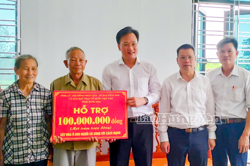 Các đồng chí: Nguyễn Hữu Nghĩa, Ủy viên Ban Chấp hành Trung ương Đảng, Bí thư Tỉnh ủy; Nguyễn Mạnh Hùng, Phó Bí thư Tỉnh ủy, Chủ tịch Ủy ban MTTQ Việt Nam tỉnh trao kinh phí hỗ trợ xây nhà ở tặng thương binh Đào Xuân Thành, xã Thư Vũ.