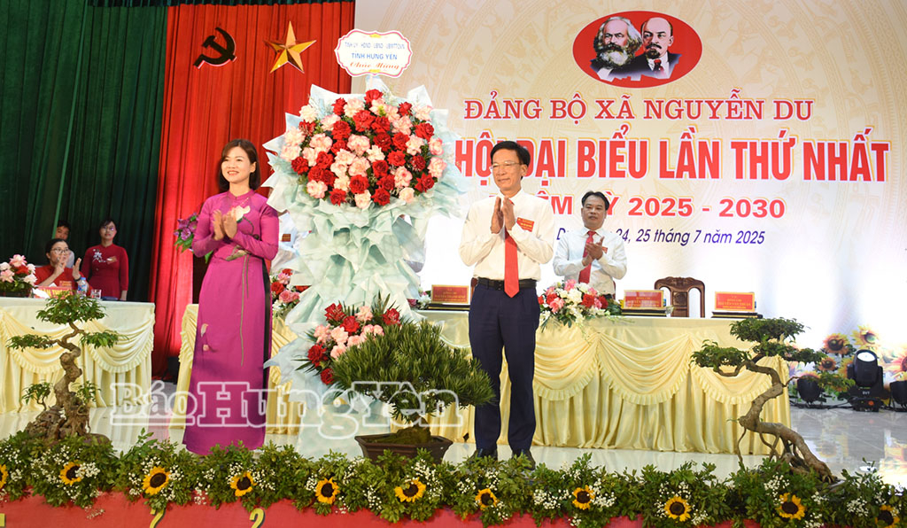  Lãnh đạo Ban Nội chính Tỉnh ủy tặng hoa chúc mừng Đại hội.