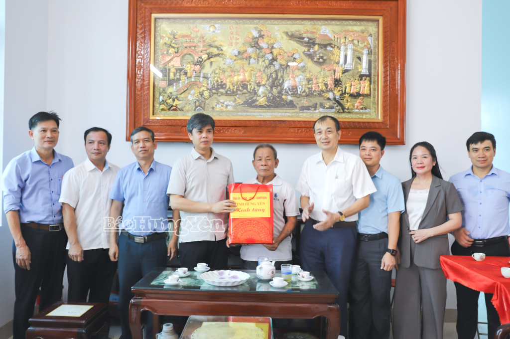 Đồng chí Nguyễn Văn Chiến, Ủy viên Ban Thường vụ Tỉnh ủy, Trưởng Ban Tuyên giáo và Dân vận Tỉnh ủy trao quà tri ân thương binh Nguyễn Văn Lư.