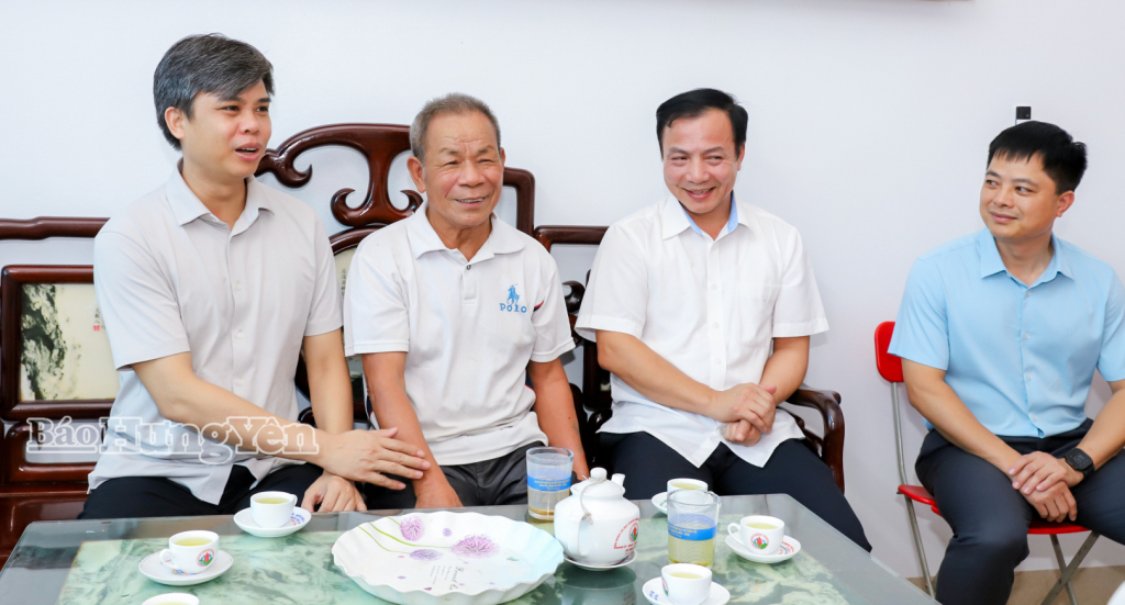 Đồng chí Nguyễn Văn Chiến, Ủy viên Ban Thường vụ Tỉnh ủy, Trưởng Ban Tuyên giáo và Dân vận Tỉnh ủy ân cần hỏi thăm sức khỏe, gia đình, đời sống thương binh Nguyễn Văn Lư