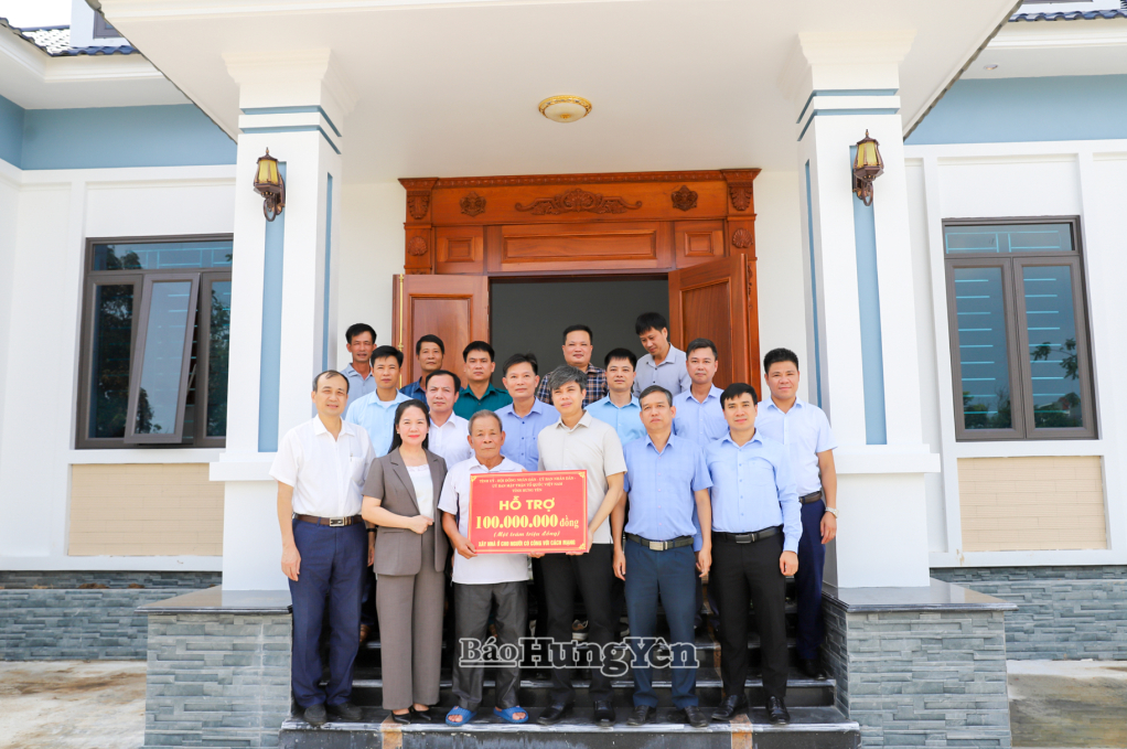 Đồng chí Nguyễn Văn Chiến, Ủy viên Ban Thường vụ Tỉnh ủy, Trưởng Ban Tuyên giáo và Dân vận Tỉnh ủy trao biển tượng trưng kinh phí hỗ trợ gia đình thương binh Nguyễn Văn Lư xây mới nhà ở.