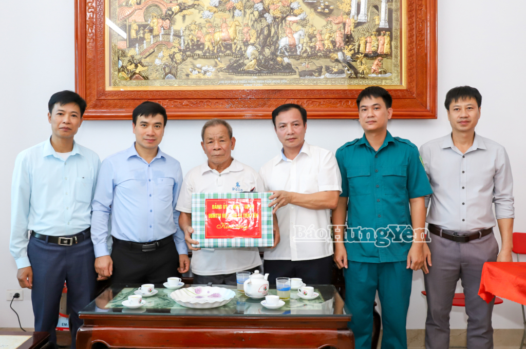 Lãnh đạo xã Tiên Tiến trao quà tri ân thương binh Nguyễn Văn Lư.