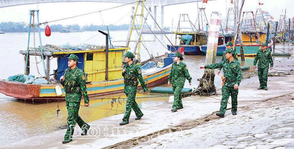 Cán bộ, chiến sĩ Bộ đội Biên phòng tỉnh tuần tra trên biển bến Trà Lý.