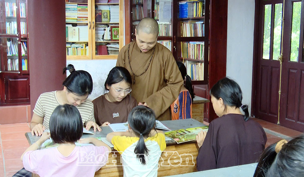 Học sinh đến đọc sách tại thư viện chùa Thiên Phúc, xã Quỳnh Phụ.