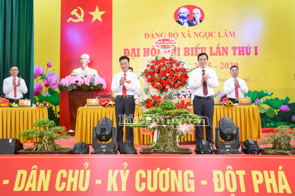 Đồng chí Nguyễn Văn Huy, Phó Trưởng Đoàn chuyên trách Đoàn ĐBQH tỉnh tặng hoa chúc mừng đại hội.