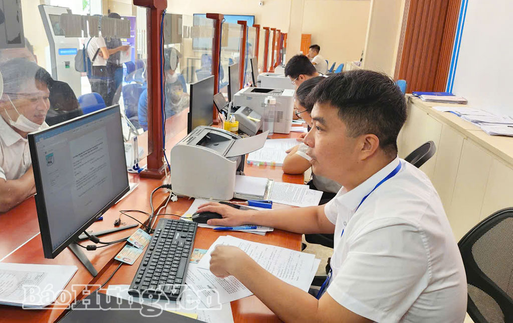 Hoạt động giao dịch tại Trung tâm Phục vụ hành chính công xã Quỳnh Phụ.
