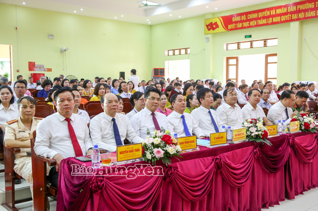 Các đồng chí: Nguyễn Khắc Thận, Phó Bí thư Tỉnh ủy, Chủ tịch UBND tỉnh; Đặng Thanh Giang, Ủy viên Ban Thường vụ Tỉnh ủy, Phó Chủ tịch HĐND tỉnh và đại biểu dự đại hội.