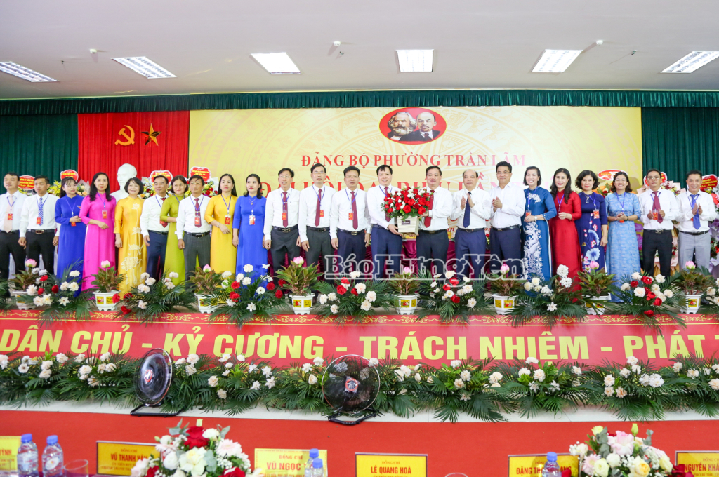 Đồng chí Nguyễn Khắc Thận, Phó Bí thư Tỉnh ủy, Chủ tịch UBND tỉnh tặng hoa chúc mừng Ban Chấp hành Đảng bộ phường Trần Lãm, nhiệm kỳ 2025 – 2030.