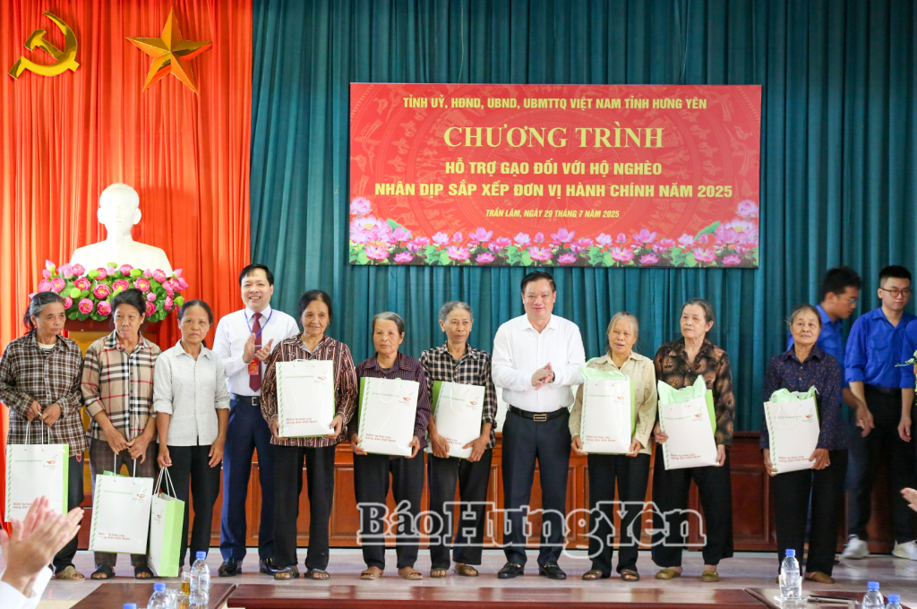 Đồng chí Nguyễn Khắc Thận, Phó Bí thư Tỉnh ủy, Chủ tịch UBND tỉnh trao quà hỗ trợ các hộ nghèo phường Trần Lãm.
