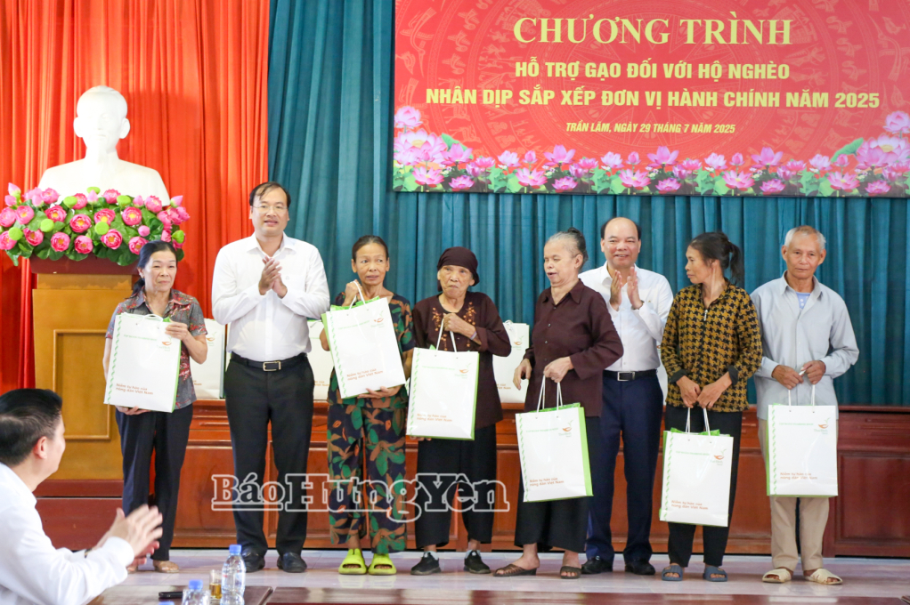 Đồng chí Đặng Thanh Giang, Ủy viên Ban Thường vụ Tỉnh ủy, Phó Chủ tịch HĐND tỉnh trao quà hỗ trợ các hộ nghèo phường Trần Lãm.