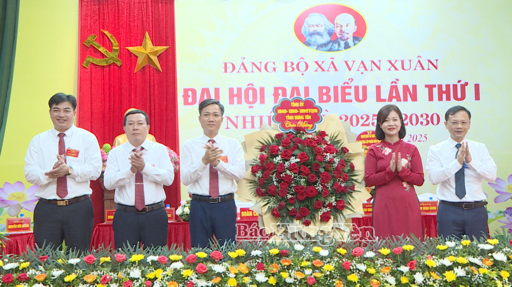 Tặng hoa chúc mừng hội nghị.