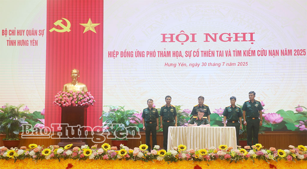 Đại diện các đơn vị đến chi viện, ứng cứu ký kết hiệp đồng ứng phó thảm họa, sự cố thiên tai và tìm kiếm cứu nạn năm 2025.