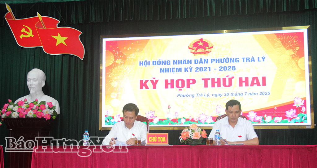 Đoàn chủ tọa kỳ họp.
