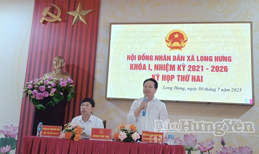 Lãnh đạo HĐND xã Long Hưng điều hành kỳ họp.