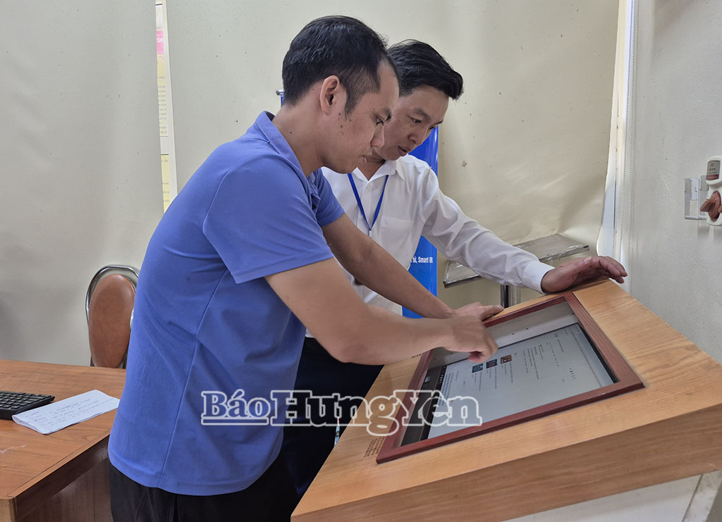 Cán bộ Trung tâm Phục vụ hành chính công hướng dẫn công dân nộp hồ sơ trực tuyến.